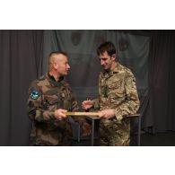 Remise de cadeau à un officier britannique à Tapa, en Estonie.