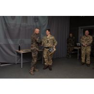 Remise de cadeau à un officier britannique à Tapa, en Estonie.