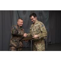 Remise de cadeau à un officier britannique à Tapa, en Estonie.