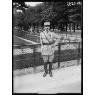 Paris, dans les jardins du Palais Royal. Le portrait de Monsieur Peschkoff, fils de Maxime Gorki, engagé volontaire au service de la France, blessé près d'Arras en mai 1915 et amputé du bras droit. [légende d'origine]