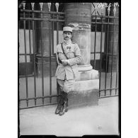 Paris, dans les jardins du Palais Royal. Le portrait de Monsieur Peschkoff, fils de Maxime Gorki, engagé volontaire au service de la France, blessé près d'Arras en mai 1915 et amputé du bras droit. [légende d'origine]