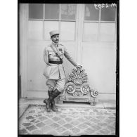 Paris, dans les jardins du Palais Royal. Le portrait de Monsieur Peschkoff, fils de Maxime Gorki, engagé volontaire au service de la France, blessé près d'Arras en mai 1915 et amputé du bras droit. [légende d'origine]