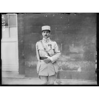 Paris, dans les jardins du Palais Royal. Le portrait de Monsieur Peschkoff, fils de Maxime Gorki, engagé volontaire au service de la France, blessé près d'Arras en mai 1915 et amputé du bras droit. [légende d'origine]