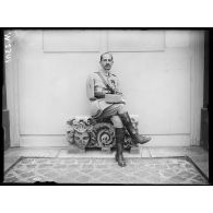 Paris, dans les jardins du Palais Royal. Le portrait de Monsieur Peschkoff, fils de Maxime Gorki, engagé volontaire au service de la France, blessé près d'Arras en mai 1915 et amputé du bras droit. [légende d'origine]