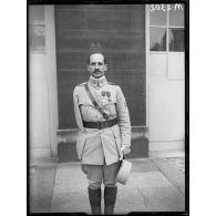 Paris, dans les jardins du Palais Royal. Le portrait de Monsieur Peschkoff, fils de Maxime Gorki, engagé volontaire au service de la France, blessé près d'Arras en mai 1915 et amputé du bras droit. [légende d'origine]