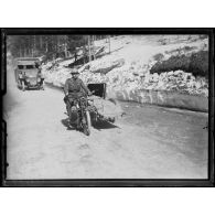 Lac Noir, side-car américain pour le transport des blessés. [légende d'origine]