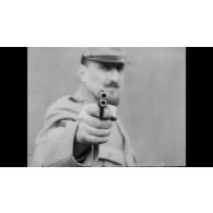 [Pistolet et fusil à répétition : instruction au tir.]