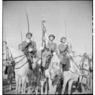 L'étendard du 12e RC et sa garde d'honneur.