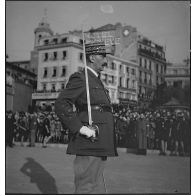 Portrait en plan moyen et en plan américain du général de corps d'armée Henri Dentz, commandant la 15e division militaire (DM) de Marseille (futur haut-commissaire au Levant), lors de la visite du maréchal Philippe Pétain.