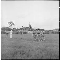 Allocution du général Marchand, adjoint du commandant de la zone opérationnelle du Tonkin, retraçant l'histoire du drapeau du 1er RTT au cours d'une cérémonie sur le stade d'Haïduong.