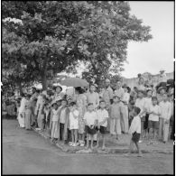 La population assistant au défilé des troupes du bataillon de marche indochinois (BMI) à Haïduong.
