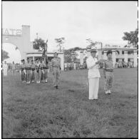 Allocution du général Marchand, adjoint du commandant de la zone opérationnelle du Tonkin, retraçant l'histoire du drapeau du 1er RTT au cours d'une cérémonie sur le stade d'Haïduong.