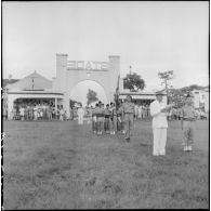 Allocution du général Marchand, adjoint du commandant de la zone opérationnelle du Tonkin, retraçant l'histoire du drapeau du 1er RTT au cours d'une cérémonie sur le stade d'Haïduong.