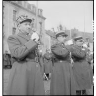 Les décorés présentent les sabres lors d'une cérémonie à l'école de la Garde.