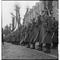 Elèves-officiers sur les rangs lors d'une cérémonie à l'école de la Garde.