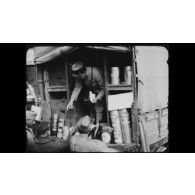 [Compilation :  Paris. Camion bazar. Animation de carte : la présence allemande en Afrique. Une école sur le front d'Alsace.]