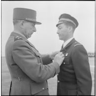 Remise de décorations par le général de Lattre de Tassigny.