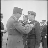 Remise de décorations par le général de Lattre de Tassigny.