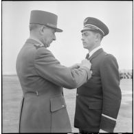 Remise de décorations par le général de Lattre de Tassigny.
