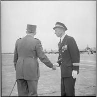 Remise de décorations par le général de Lattre de Tassigny.