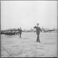 Défilé des troupes du GC 2-5 sur l'aérodrome de Cat Bi.