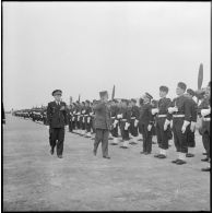 Revue des troupes par le général de Lattre de Tassigny et par le général Hartemann.