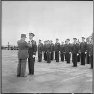 Remise de décorations par le général de Lattre de Tassigny.