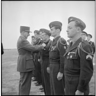 Remise de décorations par le général de Lattre de Tassigny.