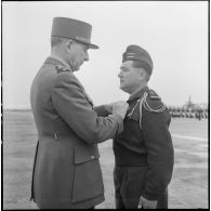 Remise de décorations par le général de Lattre de Tassigny.