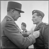 Remise de décorations par le général de Lattre de Tassigny.