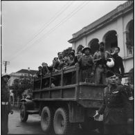 Des otages libérés par le Viêt-minh arrivent à Hanoï à bord d'un camion militaire GMC.