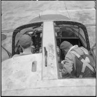 Avant le départ en mission, vue du cockpit d'un Douglas A-26B Invader avec le pilote et le navigateur.