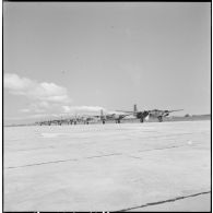 Des avions bombardiers Douglas A-26B Invader sur la piste d'envol de la base aérienne de Cat Bi.