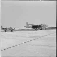 Des avions bombardiers Douglas A-26B Invader sur la piste d'envol de la base aérienne de Cat Bi.