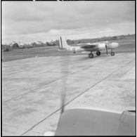 Des avions bombardiers Douglas A-26B Invader sur la piste d'envol de la base aérienne de Cat Bi.
