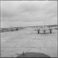 Des avions bombardiers Douglas A-26B Invader sur la piste d'envol de la base aérienne de Cat Bi.