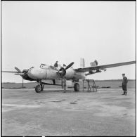 Avion A-26B avec ses mécaniciens sur le terrain d'aviation de Cat Bi.