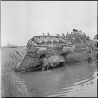 Le char M24 Chaffee "Angoulème" accidenté.