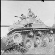 Soldats français et vietnamiens sur le char M24 Chaffee "Metz".