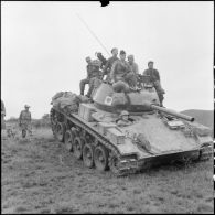 Soldats français et vietnamiens sur le char M24 Chaffee "Metz".