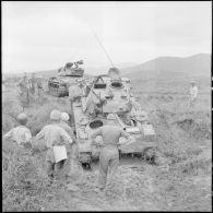 La colonne de chars M24 Chaffee est stoppée.
