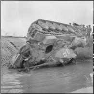 Le char M24 Chaffee "Angoulème" accidenté.