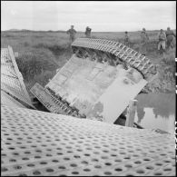 Le char M24 Chaffee "Angoulème" accidenté.