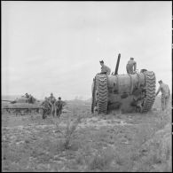 Progression d'une colonne de chars Sherman M4A3.
