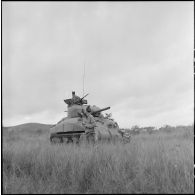 Progression d'une colonne de chars Sherman M4A3.