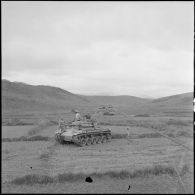 Progression de la colonne de chars M24 Chaffee.