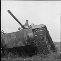 Un char M24 Chaffee vu en contre-plongée.