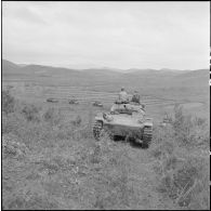 Progression de chars M24 Chaffee en direction de Mao Khé à travers le paysage tonkinois.