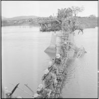 Passage d'un pont en bambou par les premiers éléments du groupement "Sizaire".