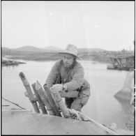 Un soldat sur le pont de bambou.